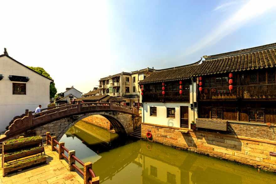 高清组图:备战春运,动车从“头”到“脚”忙体检